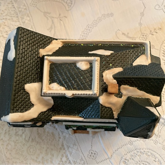 Village Square Lighted Victorian House - Picture 10 of 11